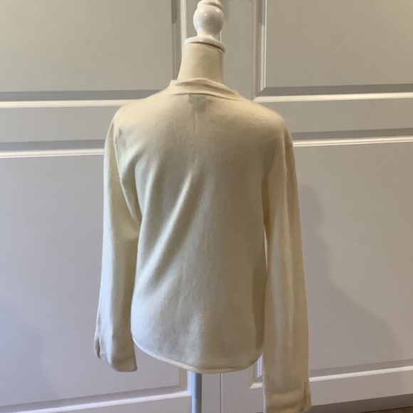 Prive Size Large Creme - Picture 2 of 2